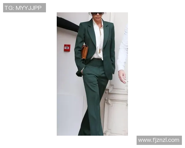 足球明星身着西装展现魅力风采绝对帅气引领时尚潮流